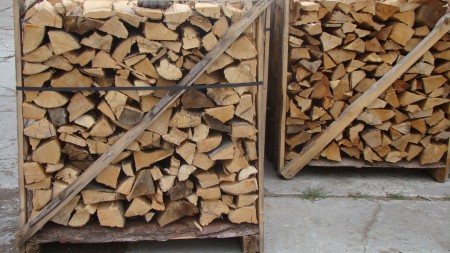 Palivové drevo  33cm dlhé štiepané  BUK,DUB v paletách 1x1 m
